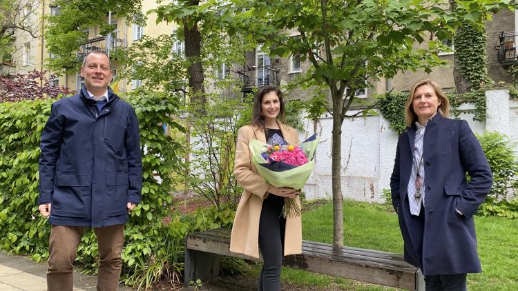 Stadtvorsitzender Dr. Michael Ruoff (links) und stellv. Stadtvorsitzende Daniela Hauck (rechts) überreichen Neumitglied Melanie Rudi (Mitte) einen Blumenstrauß in FDP-Farben.